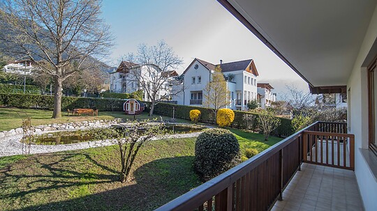 Gartenblick mit Balkon